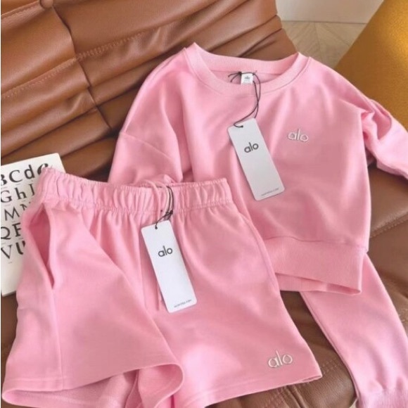 ALO Yoga Pants - Alo Classic Logo Pink Sweatshirt & Shorts Set